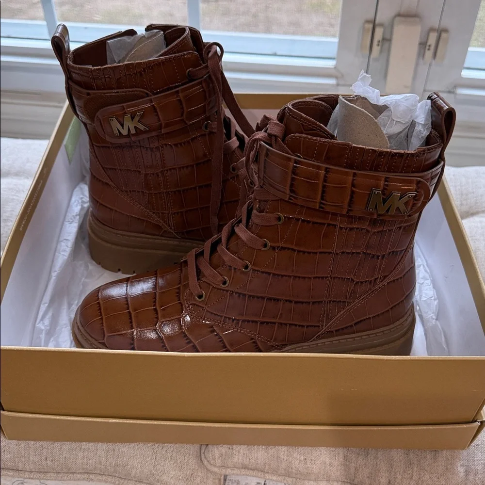 NIB Michael Kors STARK Chestnut Crocodile Embossed Leather Lace Up Combat Boots